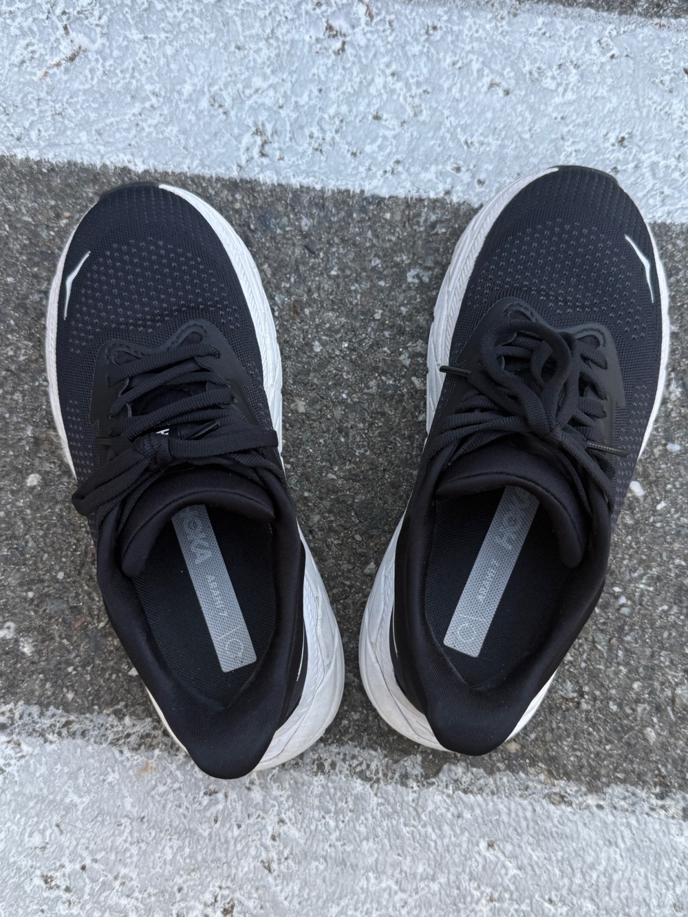 Hoka Arahi 7 Running Shoe - Black/White - Picture 5 of 14